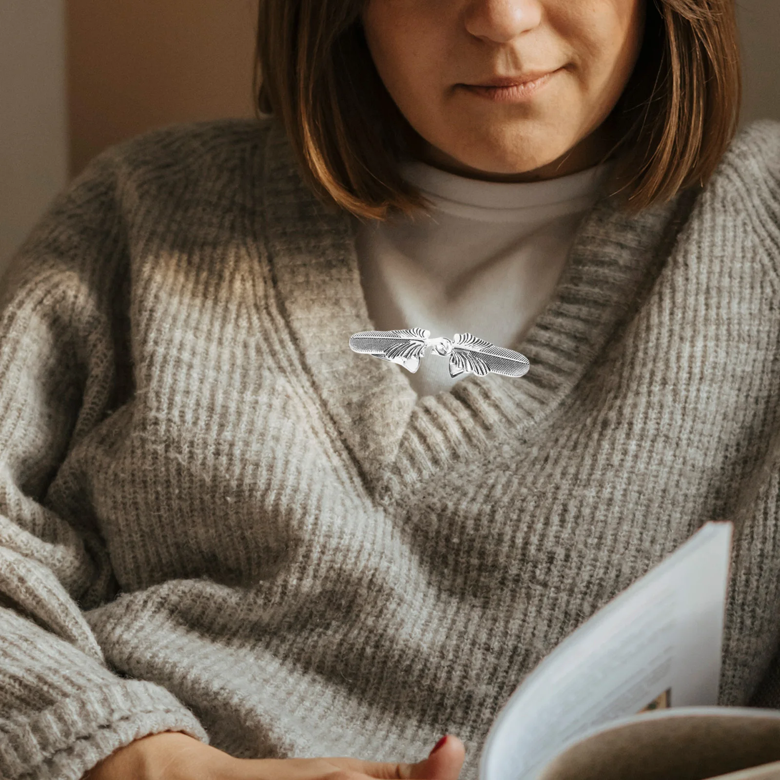 

2Pcs Hollow Sweater Clips Zinc Alloy Vintage Cardigan Closure Clips Decorative Shawl Buckle Fashion Dress Accessories