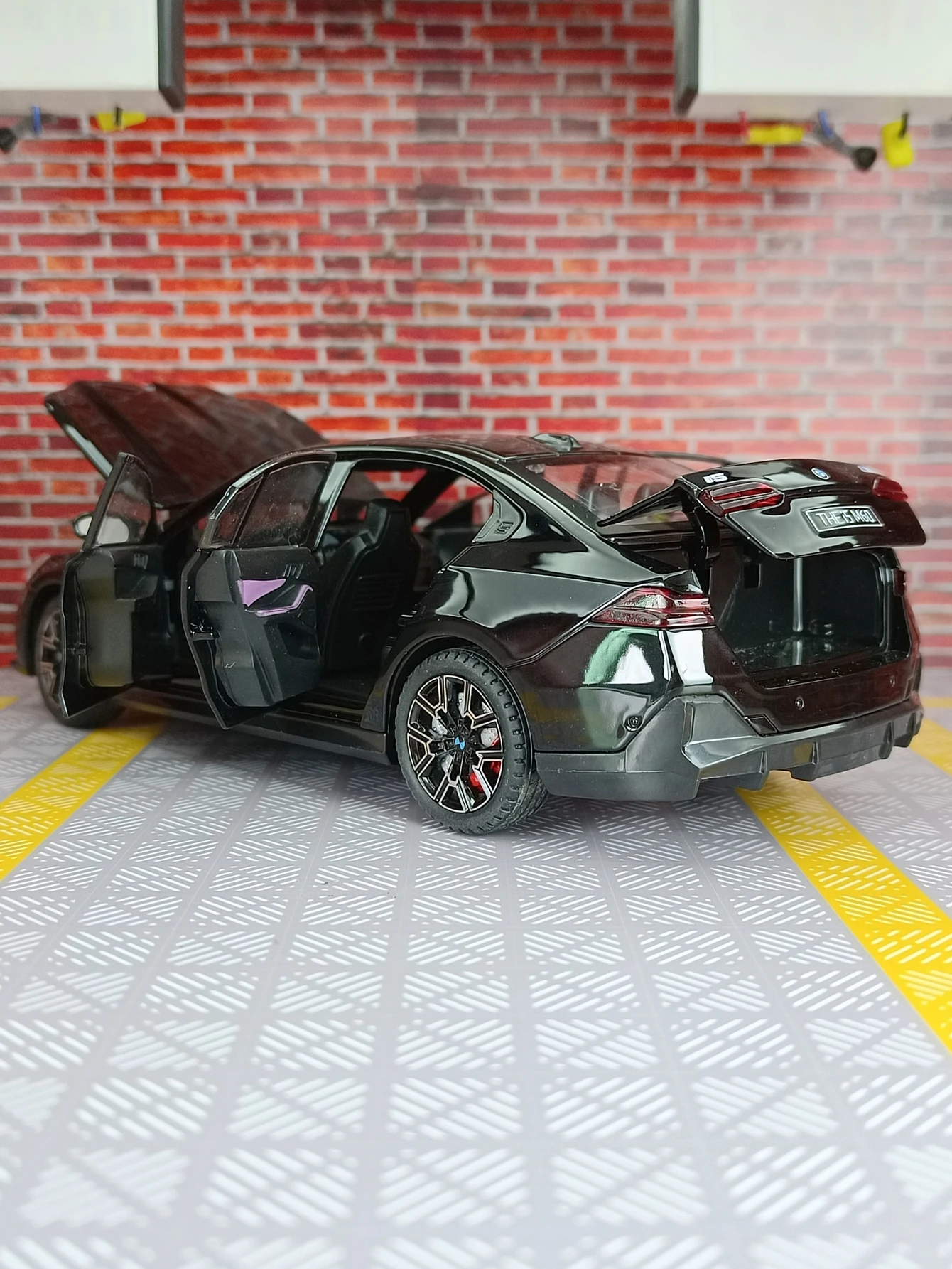 Adorno de modelo de coche de aleación BMW i5 1:24, puertas y capó de motor, el maletero se puede abrir, regalo de sedán guerrero