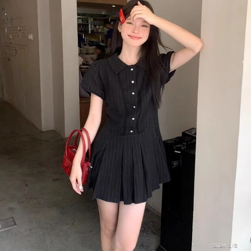Sukienka koszulowa w stylu college, damska, letnia, podkreślająca talię, z małym designem, kołnierzykiem i bufiastymi rękawami, delikatna moda.