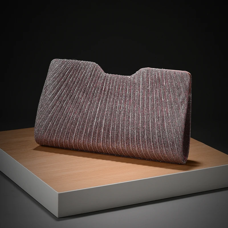 Luxuriöse, leicht verzierte Abendtasche mit vertikalen Falten und Pailletten, mit Metallkette, als Umhängetasche für Verlobungspartys, passend zu festlichen Kleidern. – Detail 11