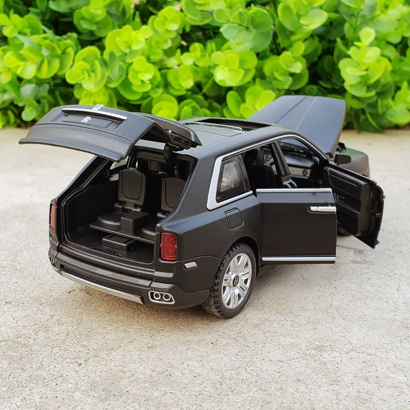 1:32 Scale Rolls Royce Cullinan Alloy Diecast Metal Car Model Sound Light Pull Back SUV 7 Doors Can Be Opened For Kids Toys