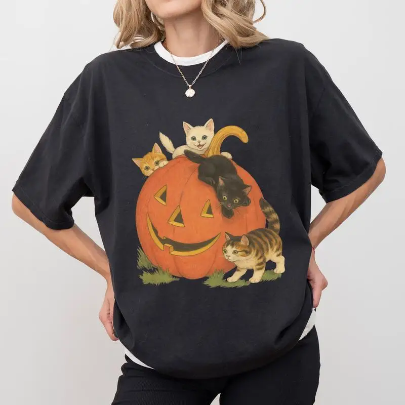 

Vintage Halloween Cats T-Shirt for Women, Cute Pumpkin Kitten Graphic Tee, Unisex Funny Autumn Spooky Season Top