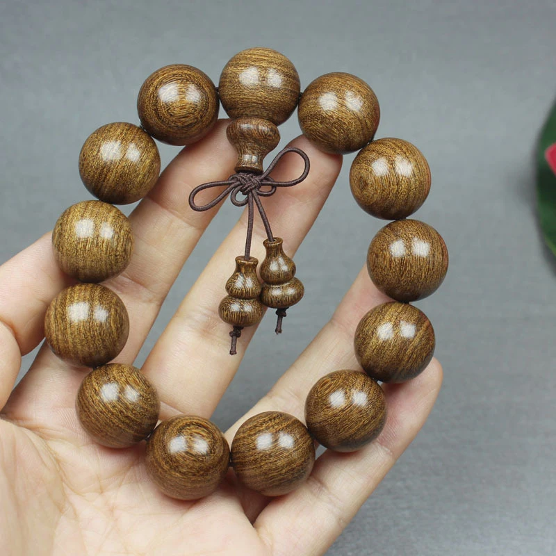 Small commodities for street vendors: Buddha beads bracelet made from the same material as golden sandalwood, with smooth grain,