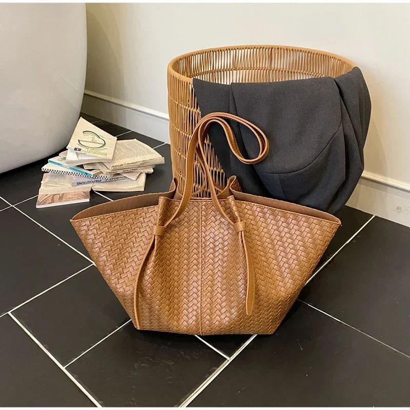 Strohgewebte Tragetasche im Wing-Stil, Designer-Umhängetasche für den Arbeitsweg, koreanische Sommer-Nischen-Handtasche mit großem Fassungsvermögen für Damen – Detail 7