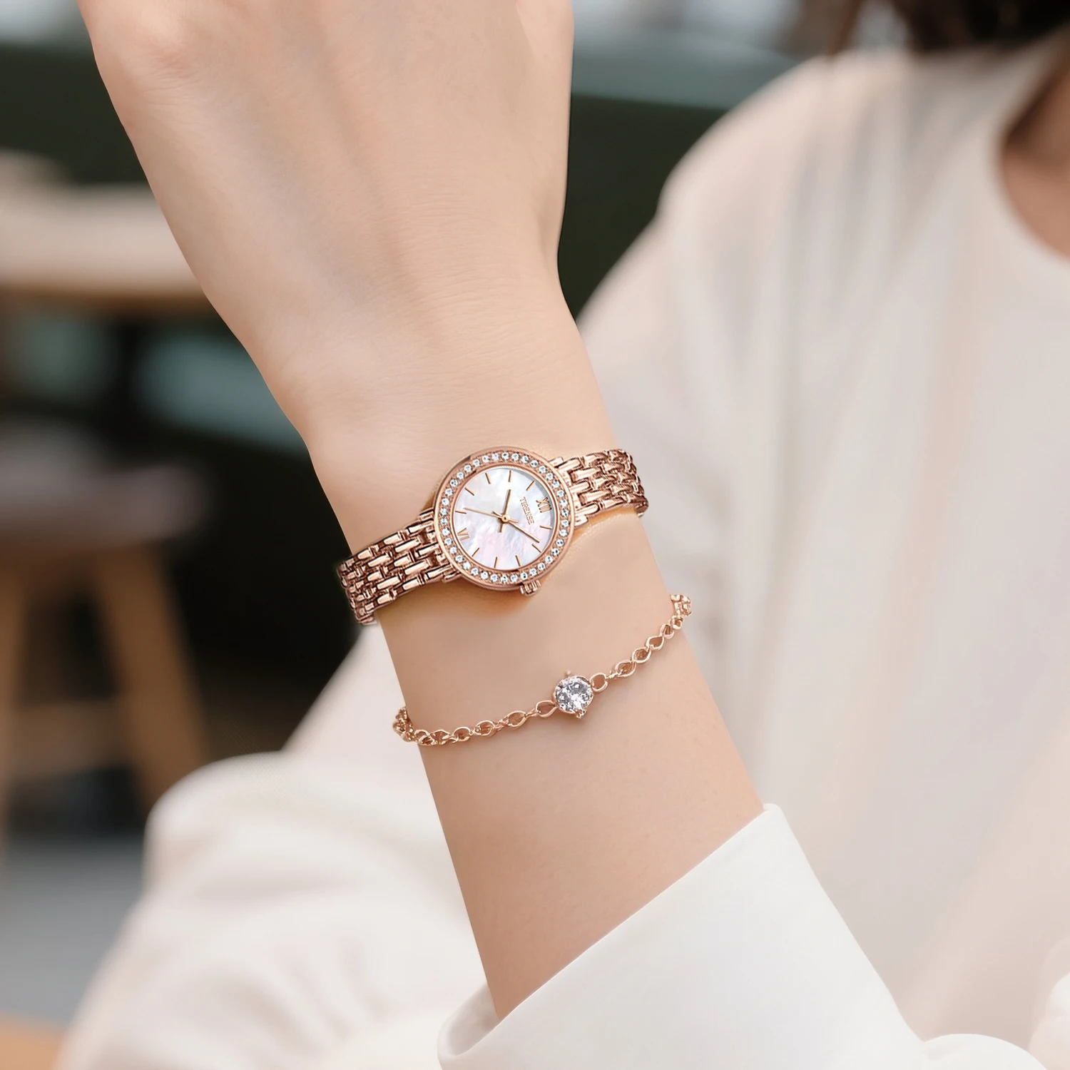 ساعة نسائية دائرية مقاومة للماء بحزام معدني من حجر الراين بتصميم عصري كوارتز مقاومة للماء