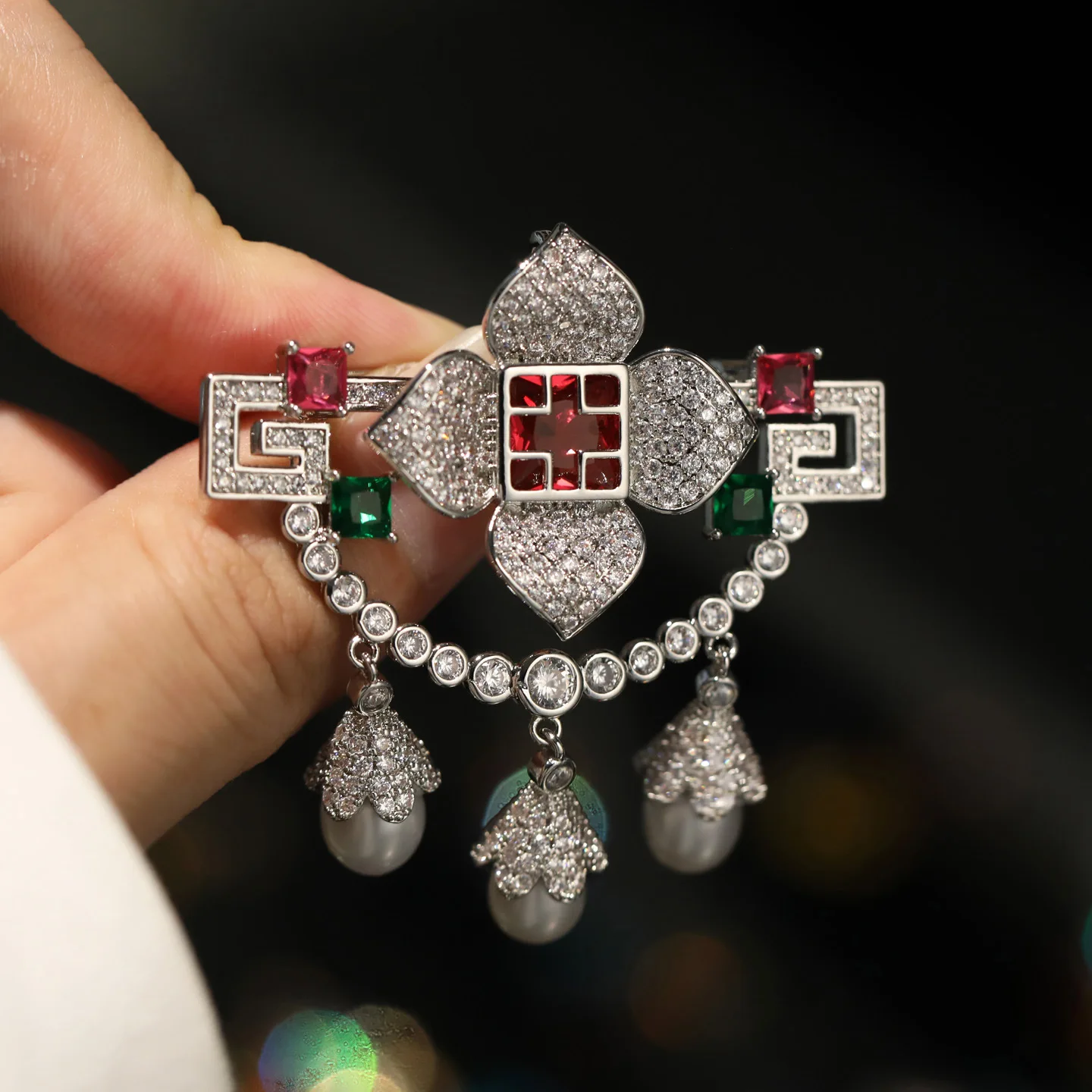 Vintage Tassel Brooch Copper Zircon Gold Plated Freshwater Pearl Light Luxury Coat Lapel Pin for Women