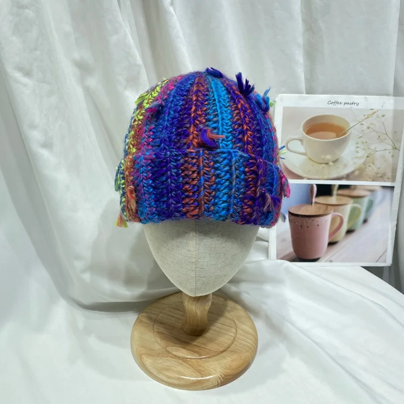 Nischenprodukt: Handgefertigte Gehäkelte Mütze mit Quasten in Mischfarben für Damen, Winterliche Outdoor-Wärmemütze mit Ohrenschutz, Skull-Beanie für Herren – Detail 2