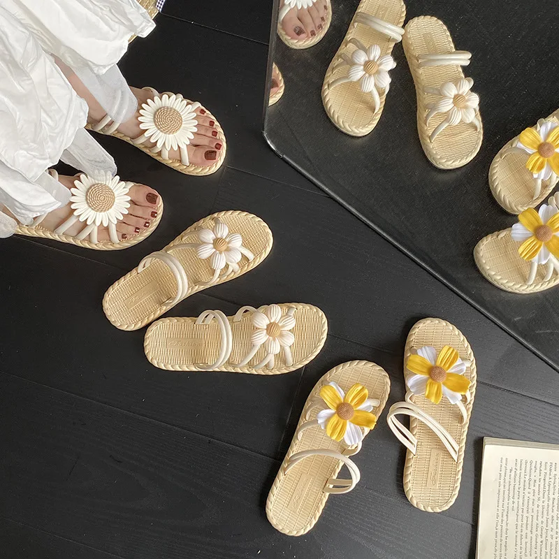 

Womens 2025 Summer Flat Heel Floral Decoration Slippers Breathable Grass Weave Indoor Outdoor Sandals AntiSlip House Beach Shoes