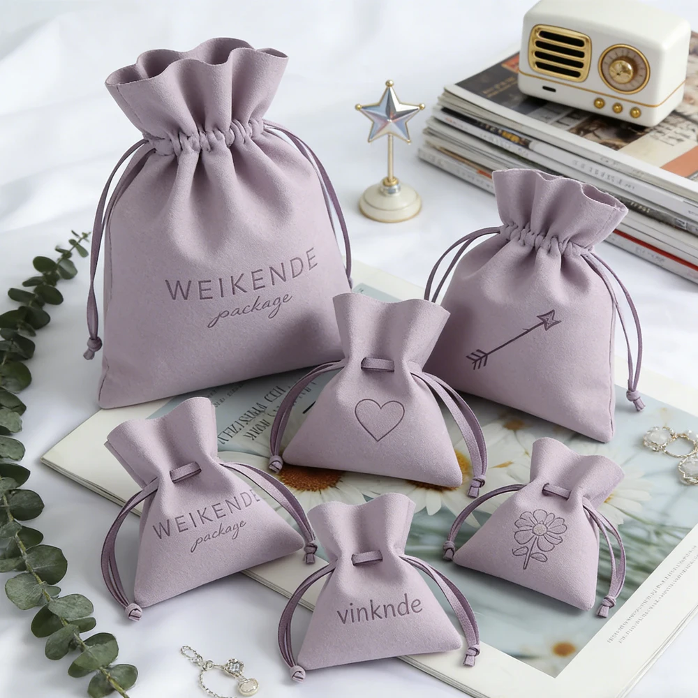 

50/100 шт. Премиальные лавандовые мешочки из микрофибры и замши для украшений, мягкие бархатные мешочки на шнурке с тисненым логотипом, свадебные подарочные мешочки