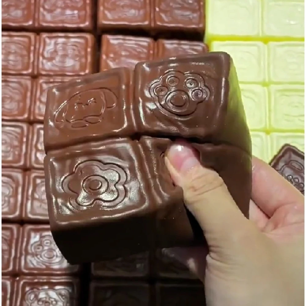 スクイーズイチゴチョコレートミルクキューブケーキパン型スクイーズおもちゃ、ソフトストレス解消、ゆっくりと上昇する感覚玩具、子供と大人のためのフィジェットトイ
