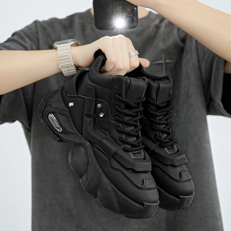 Herren-High-Top-Sneaker mit dicker Sohle, schlichter, aber hochwertiger Textur, mit dicken Schnürsenkeln und Metallnieten-Verzierung, luftgepolsterte dicke Sohlen für zusätzliche Höhe und Stoßdämpfung, erhältlich in Schwarz und Weiß, mit trendigem und robustem Design, geeignet für Herbst- und Winterkleidung, ideal für tägliche Ausflüge, Street-Casual-Looks und verschiedene andere Anlässe. – Detail 6