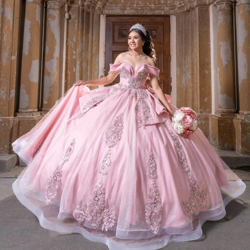 

Розовое блестящее бальное платье Quinceanera, платья с открытыми плечами, аппликация, кружево, бисер, хрустальный бант, тюлевое платье для вечеринки, дня рождения, сладкое платье 16.