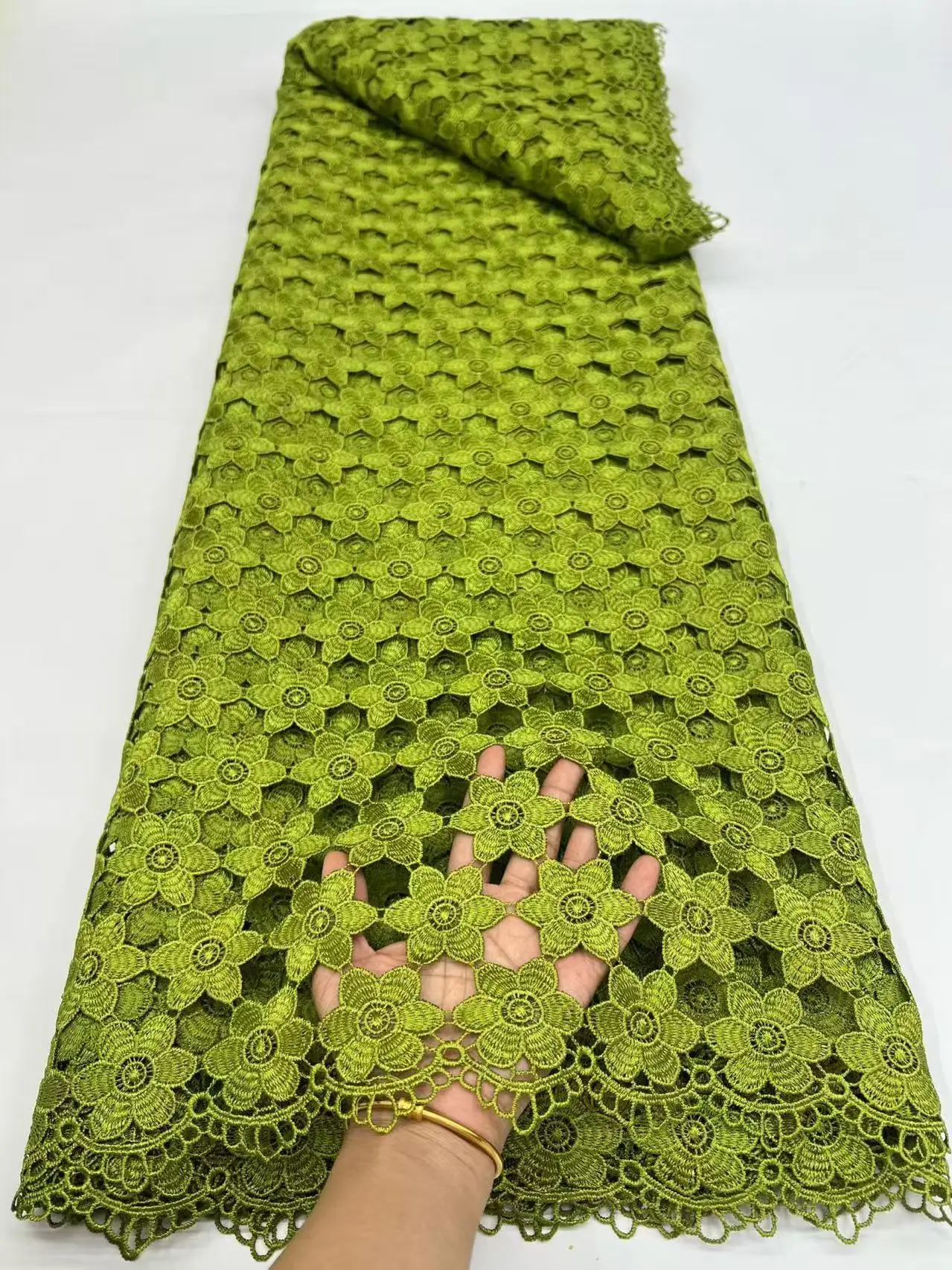 vestido-de-novia-sirena-con-bordado-3d-de-encaje-guipur-tela-africana-de-cordon-suave-al-tacto-y-aplicaciones-de-cupion-para-eventos-formales-en-el-medio-oriente