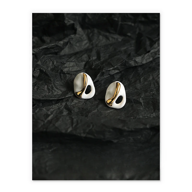 

Korean version of niche temperament concave and convex hollow contrasting color stud earrings