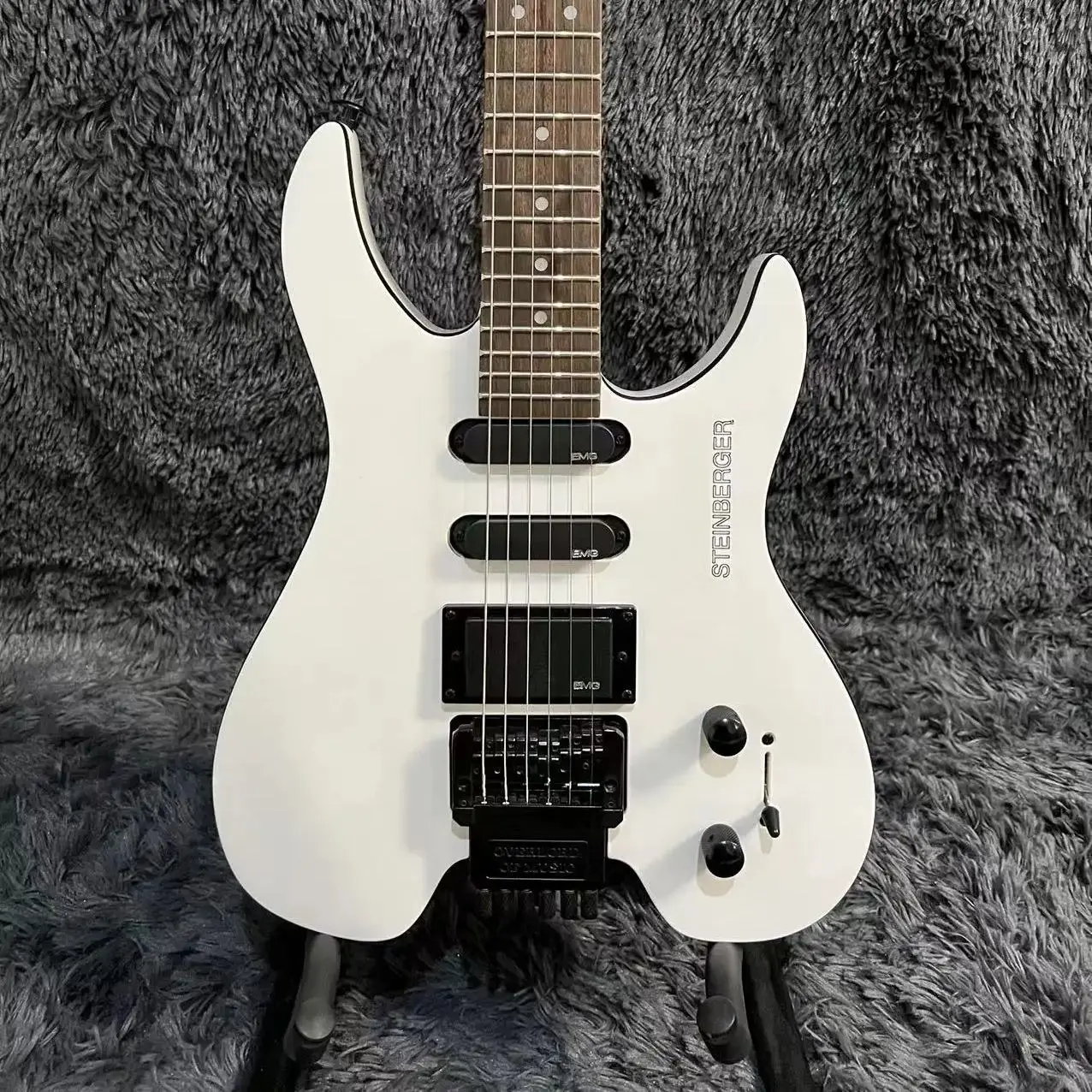 جيتار كهربائي من شتاينبرجر، جسم الماهوجني، لون أبيض، لوح فريتس من خشب الورد، جسر فلويد روز تريمولو، 6 أوتار، شحن مجاني