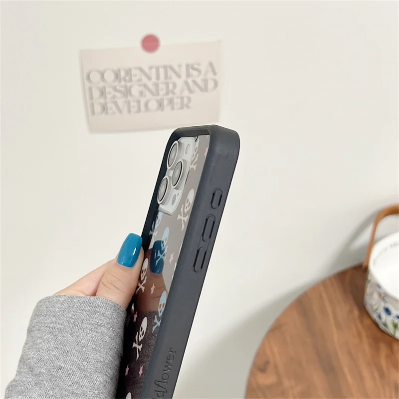 حافظة لهاتف آيفون 16 15 14 13 12 Pro Max WF منقوشة باللون الأزرق على شكل عظام متقاطعة على شكل جمجمة خلفية Funda