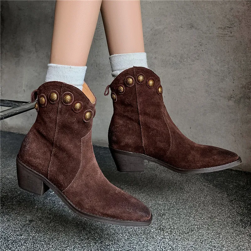 Bottes Courtes en Daim de Vache pour Femme, Confortables, Pointues, Semelle Optique, Décoration en Métal, Breloque Élégante, Qualité, Sexy, 2024