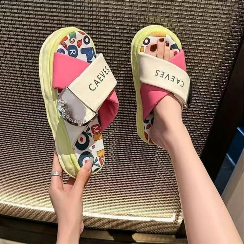 Sandalias deslizantes gruesas de lote pequeño para mujer: chanclas de vacaciones bicolor crema y rosa, sandalias de resort de moda con suela de plataforma