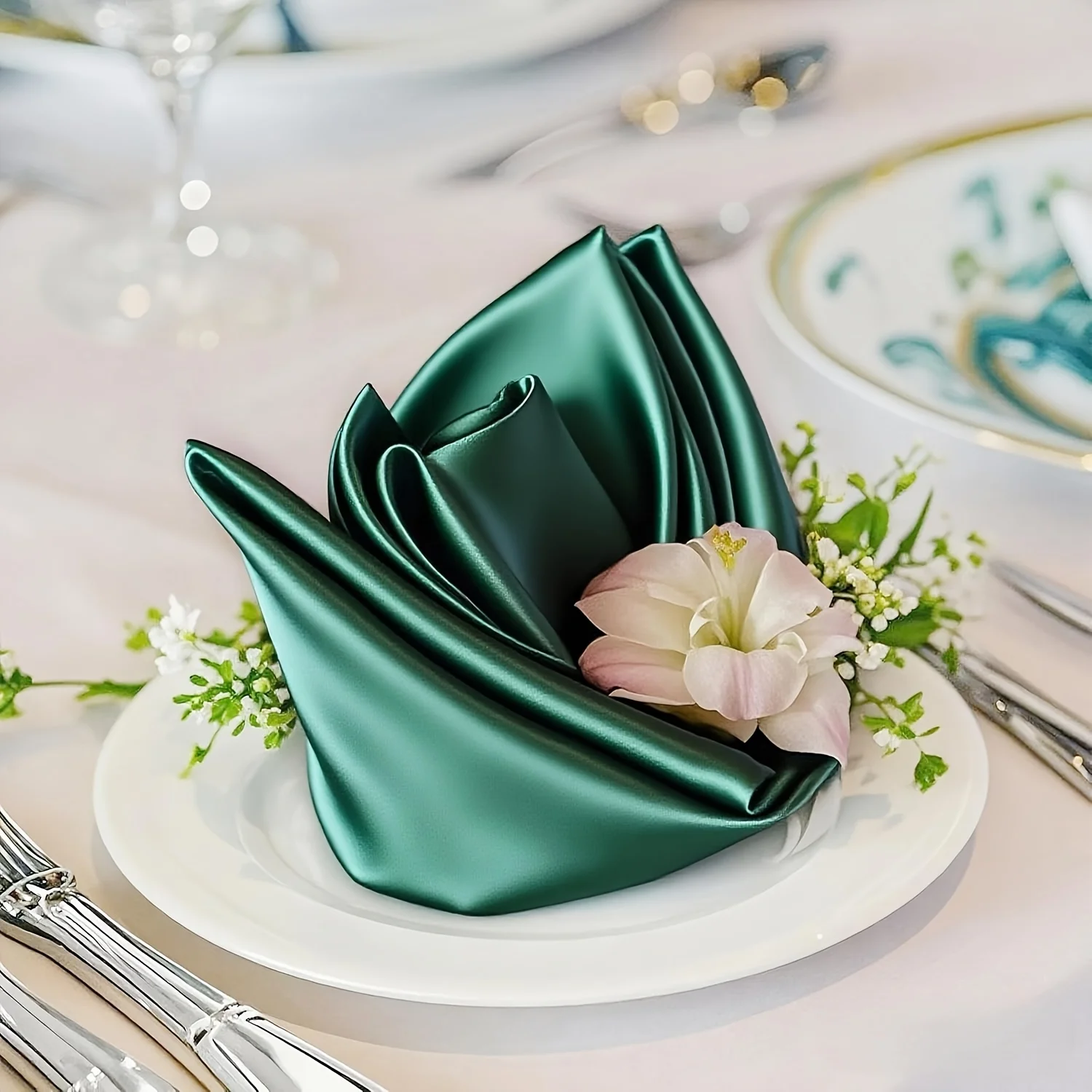 VIKAMA Green Burgundy Satin Cloth Napkins 18pcs Soft Washable Shiny Square Dinner Napkins for Wedding Party Decor