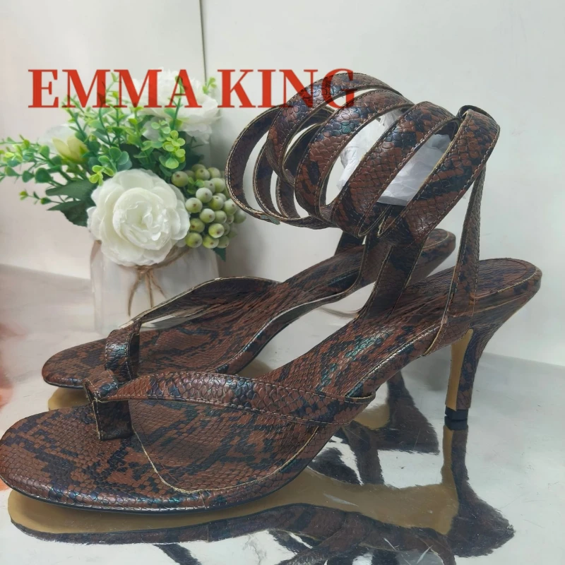 خمر الأفعى نمط الكاحل التفاف الصنادل أزياء النساء الكاحل الرياح رقيقة أحذية عالية الكعب الفاخرة تصميم الصنادل المرأة مضخات