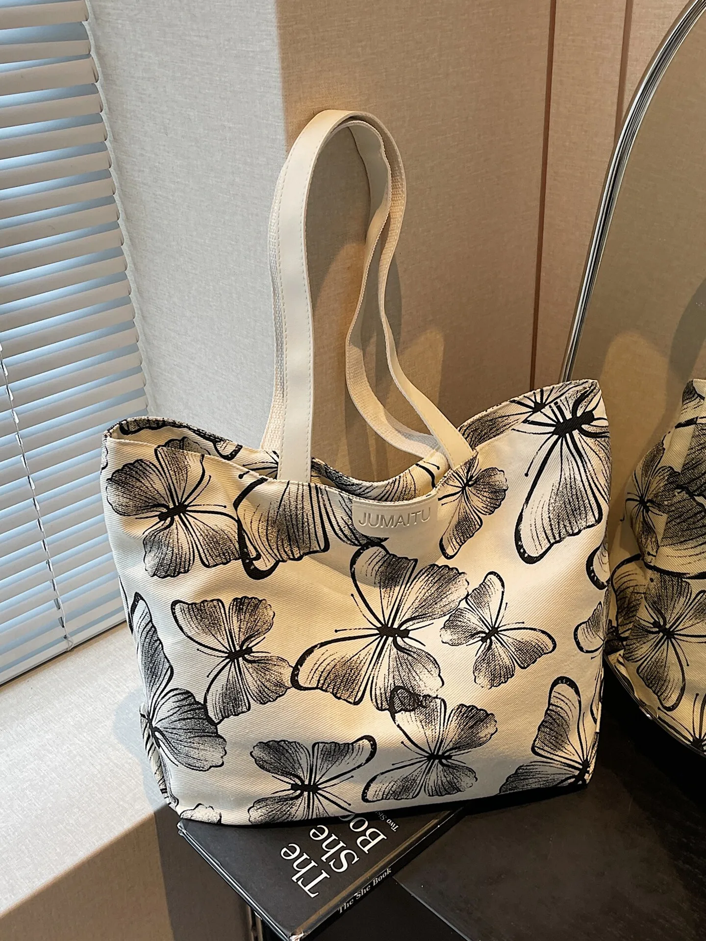 

Женская сумка-тоут с принтом бабочек, новинка 2026 года, летняя, для поездок и путешествий, легкая, вместительная, на плечо