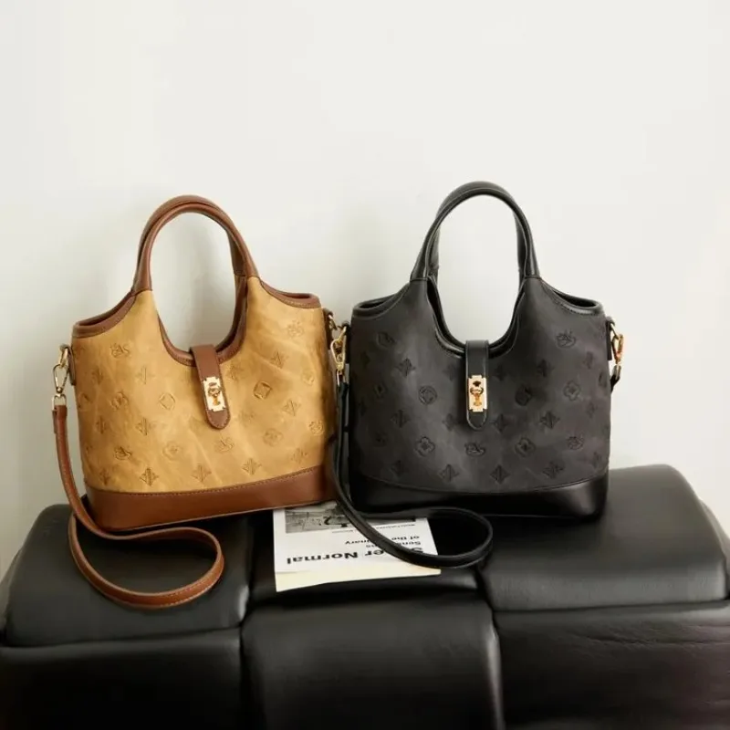 

Layout Diaper Bag with Reasonable Compartment Division Avoids Mess and Saves Much Searching Time