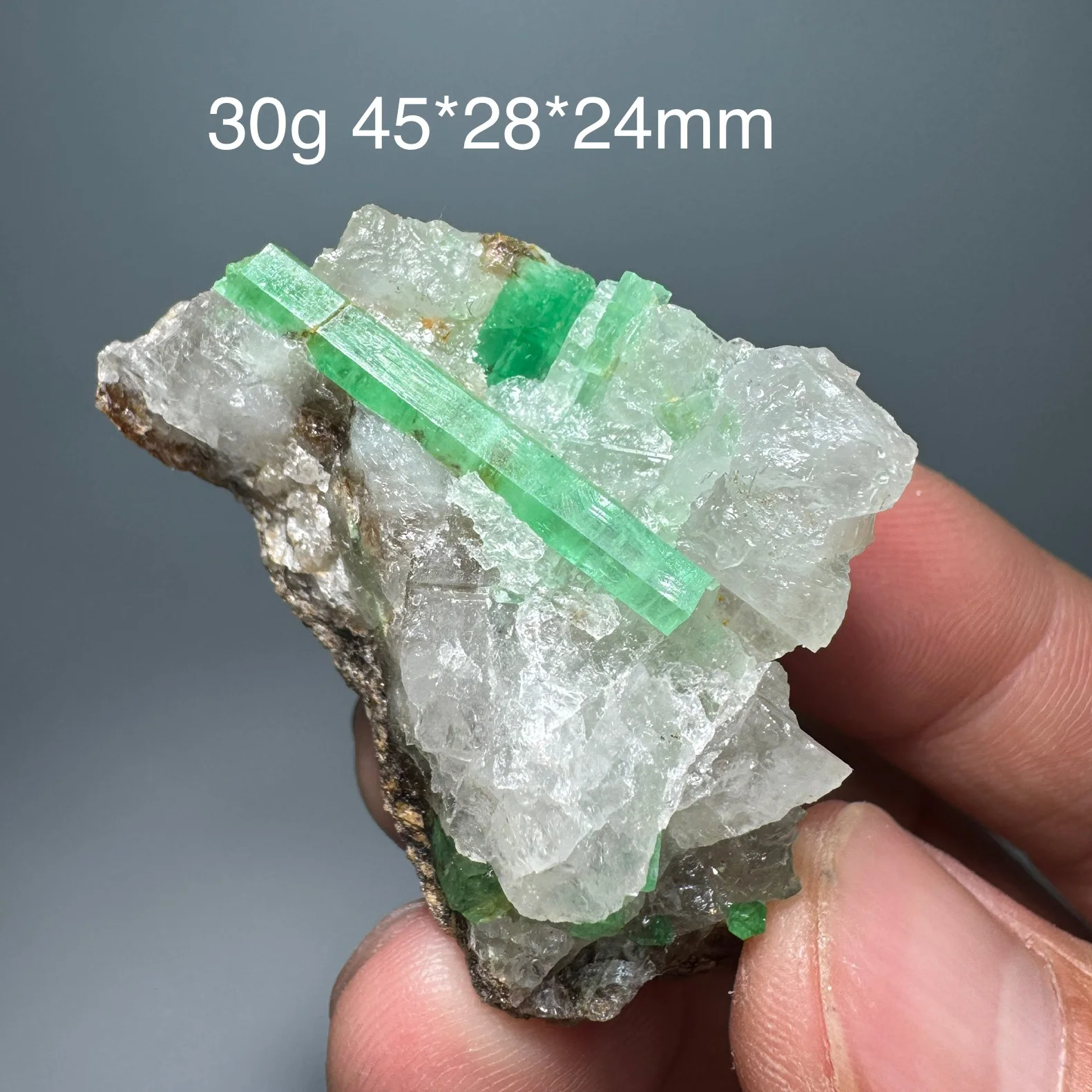 عينة معدنية من الزمرد الطبيعي + بلورات كوارتز شفاء وأحجار كريمة صخرية #4