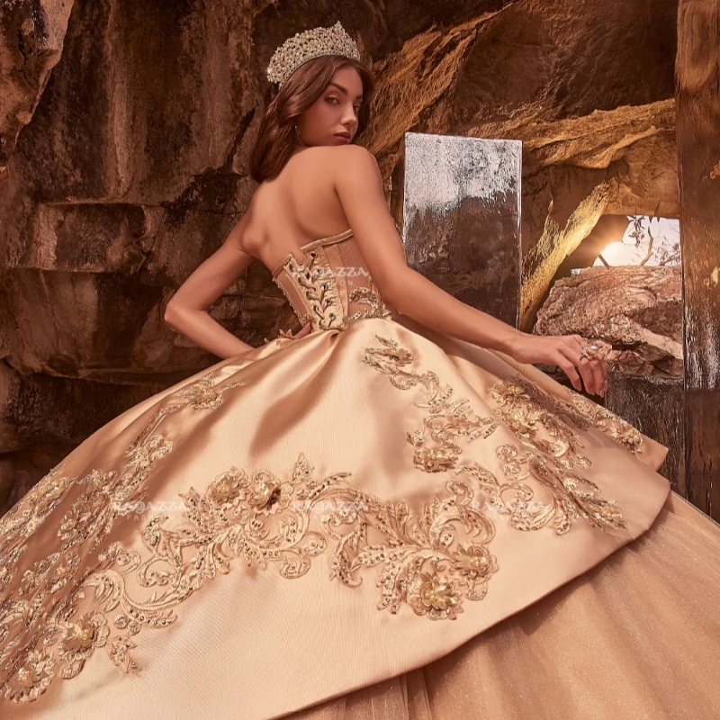 ชุดเดรสงาน Quinceañera สไตล์เจ้าหญิงสีแชมเปญวิบวับ แบบเปิดไหล่ ประดับลูกปัดและลูกไม้ สำหรับงานปาร์ตี้วันเกิดอายุ 15 หรือ 16 ปี