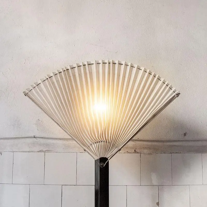 Opera d'arte creativa postmoderna a forma di ventaglio pieghettata su entrambi i lati