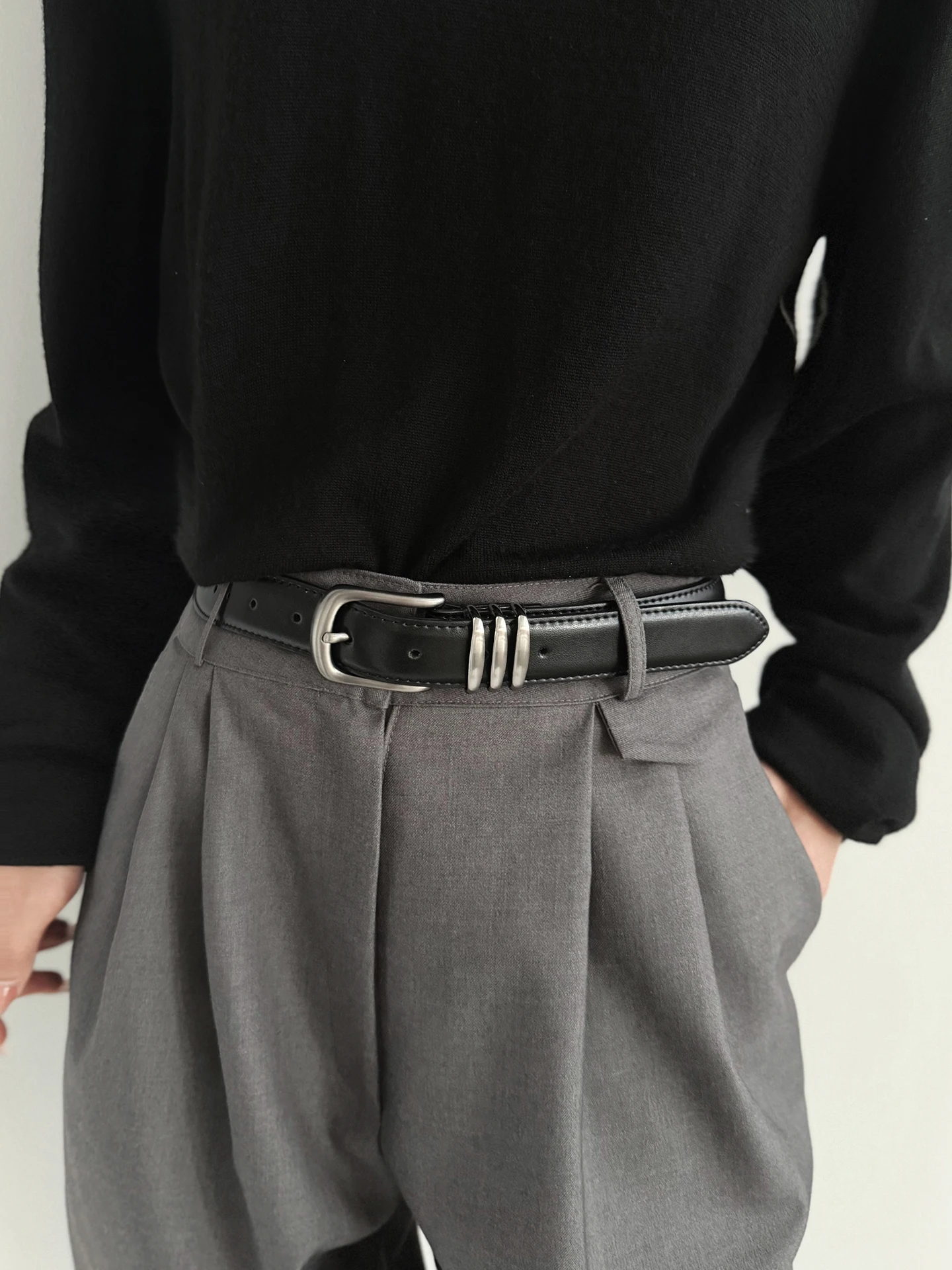 ファッショナブルな通勤用シルバーバックル牛革ベルト女性用ハイエンドニュートラル多用途レザーベルトスタイリッシュでシンプルなユニークなデザイン