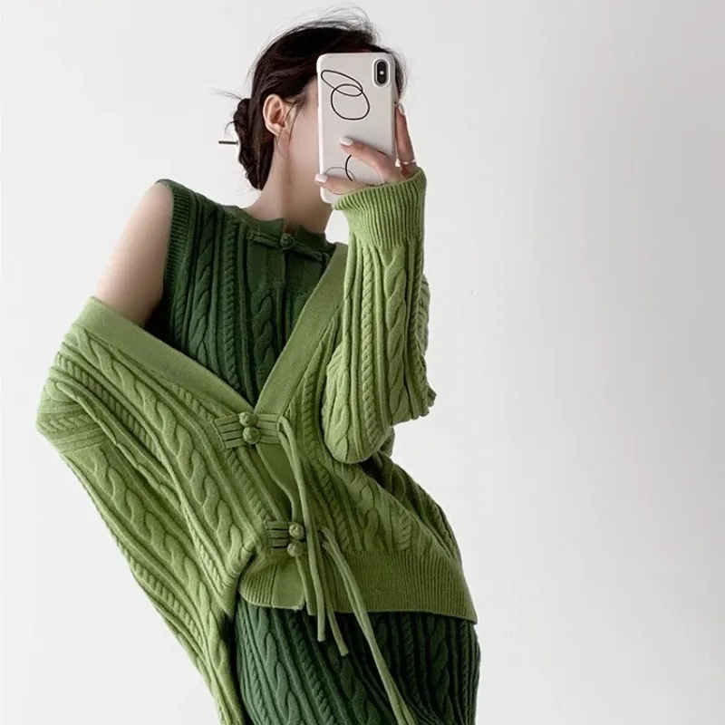 Dark Light Green Contrasting Knitted Dress Set For Women\'S Autumn And Winter New Chinese Style Buckle Design Knitted Vest Dress