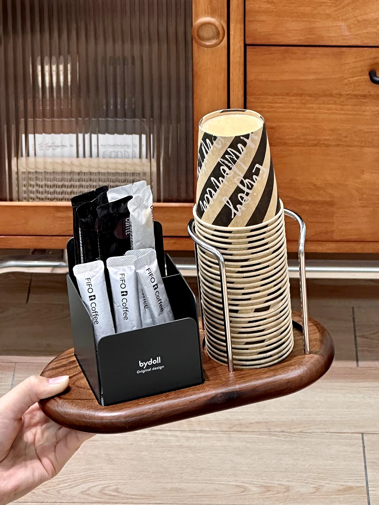 木製デスクトップペーパーカップホルダーオフィスティールーム使い捨てプラスチックカップオーガナイザーウォーターカップラックキッチンバスルーム収納