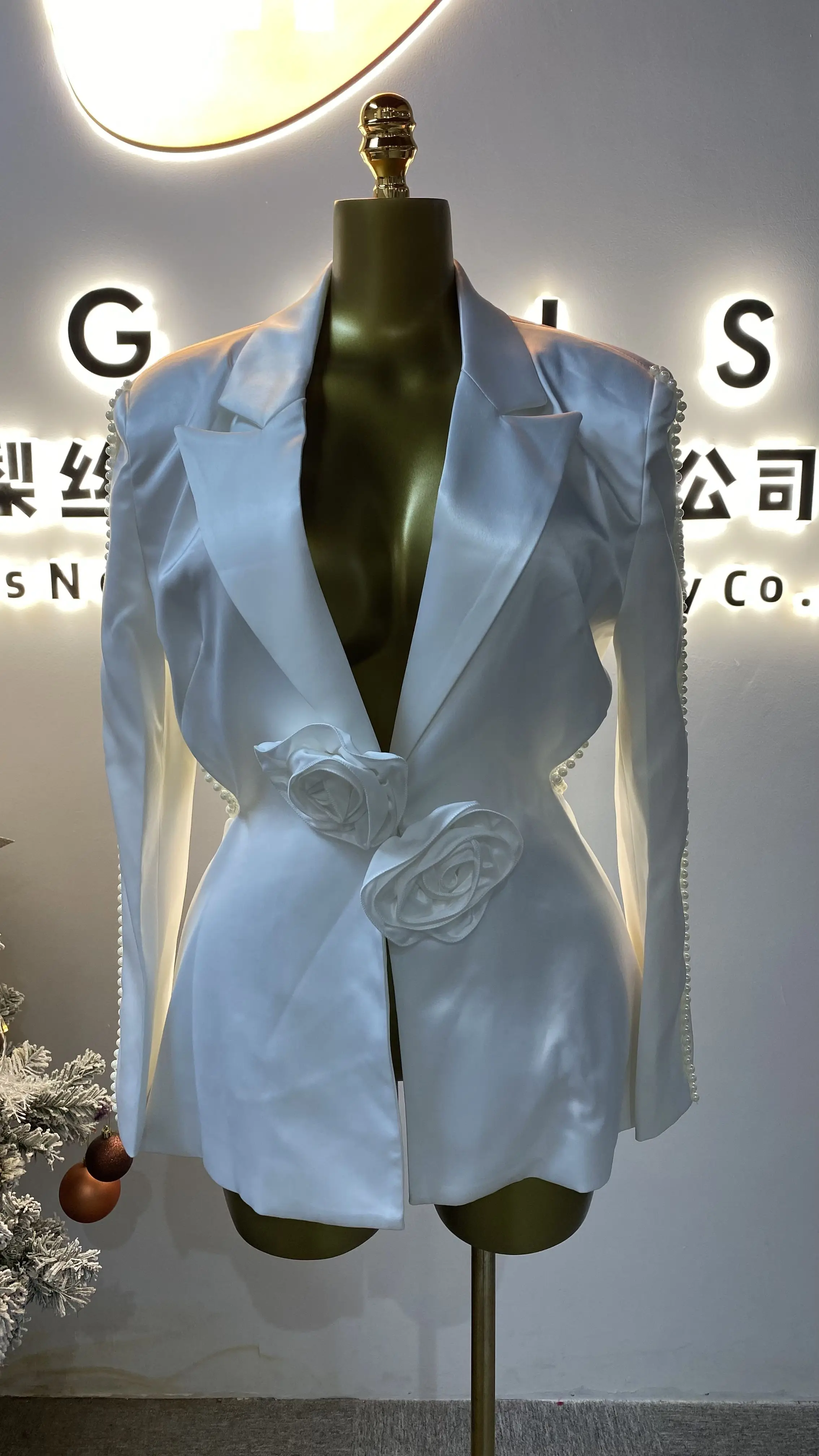 Nouveau costume pantalon deux pièces à fleurs ajourées pour femmes à la mode avec perles-GZXX151