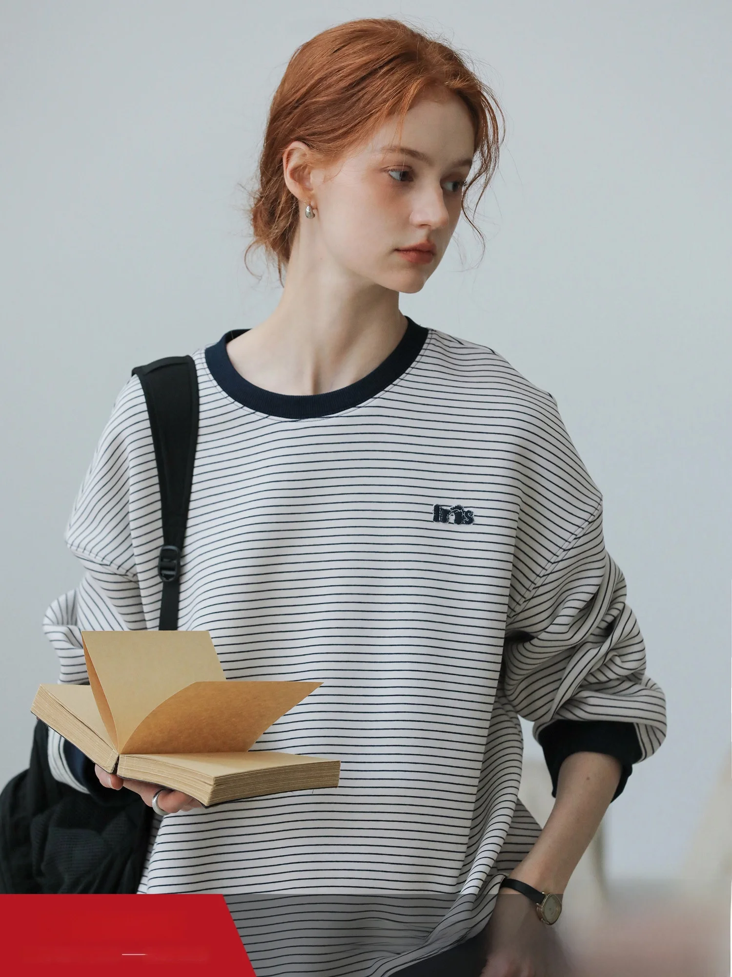 

MELLIIY Осень 2025 Женская повседневная толстовка свободного кроя с полосками, пэчворком, вышивкой букв и контрастными цветами, из смесового хлопка и полиэстера