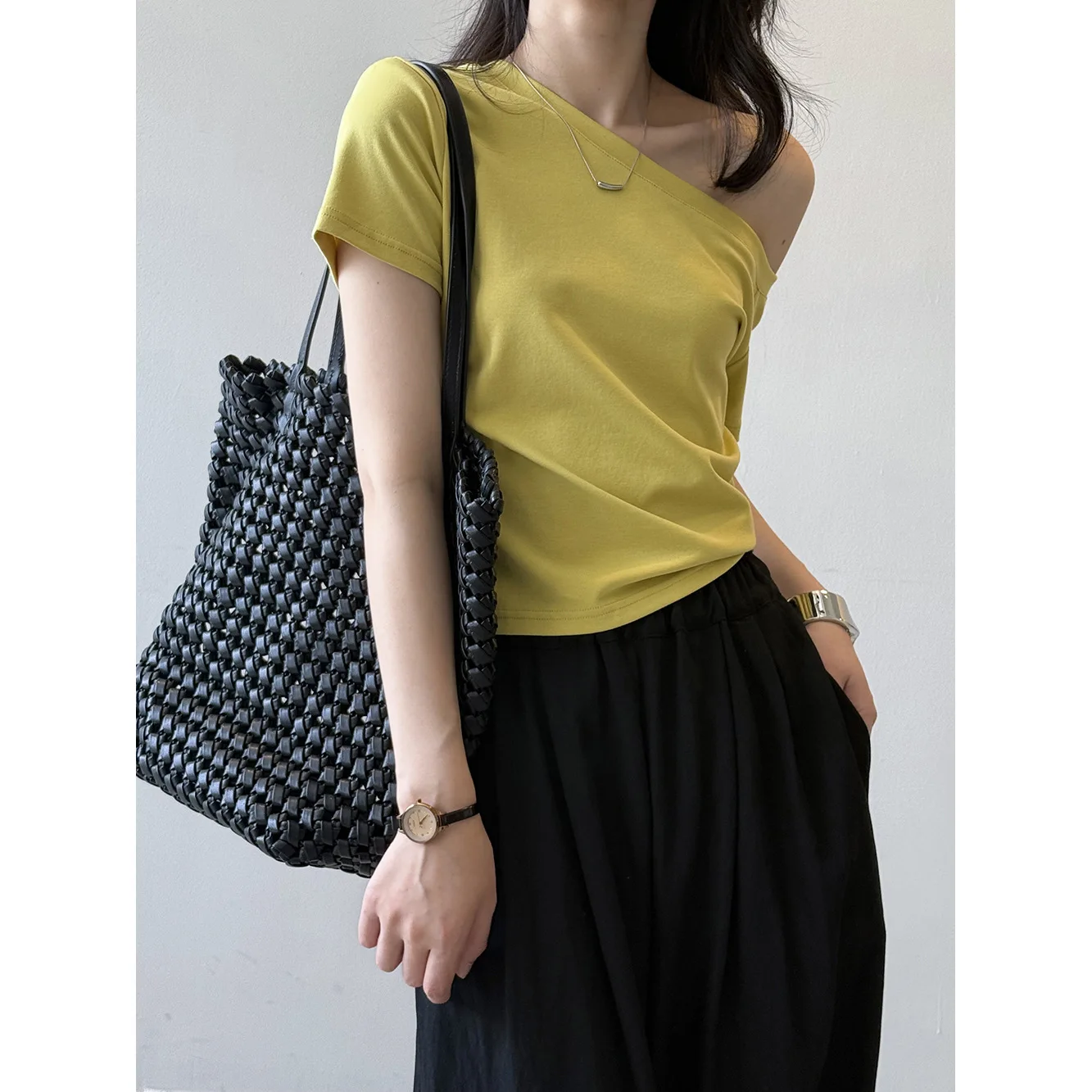 Slant shoulder short sleeved slim fit T-shirt for women in summer 2025 single shoulder padded American style spicy girl top