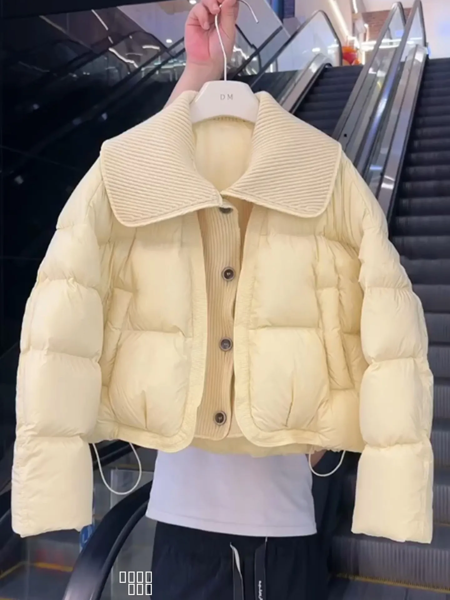 

Warm Yellow Polka Dot Women's down Jaet Stand Collar ort Loose Fitting Bread Sle Coat High Waist Long Sve Polyester