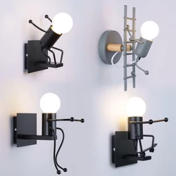 อเมริกาแบบย้อนยุค Nordic โคมไฟติดผนังขนาดเล็ก Man เหล็กไฟโลหะ Simple Robot Sconce Art Decor ห้องนอนดำน้ำ