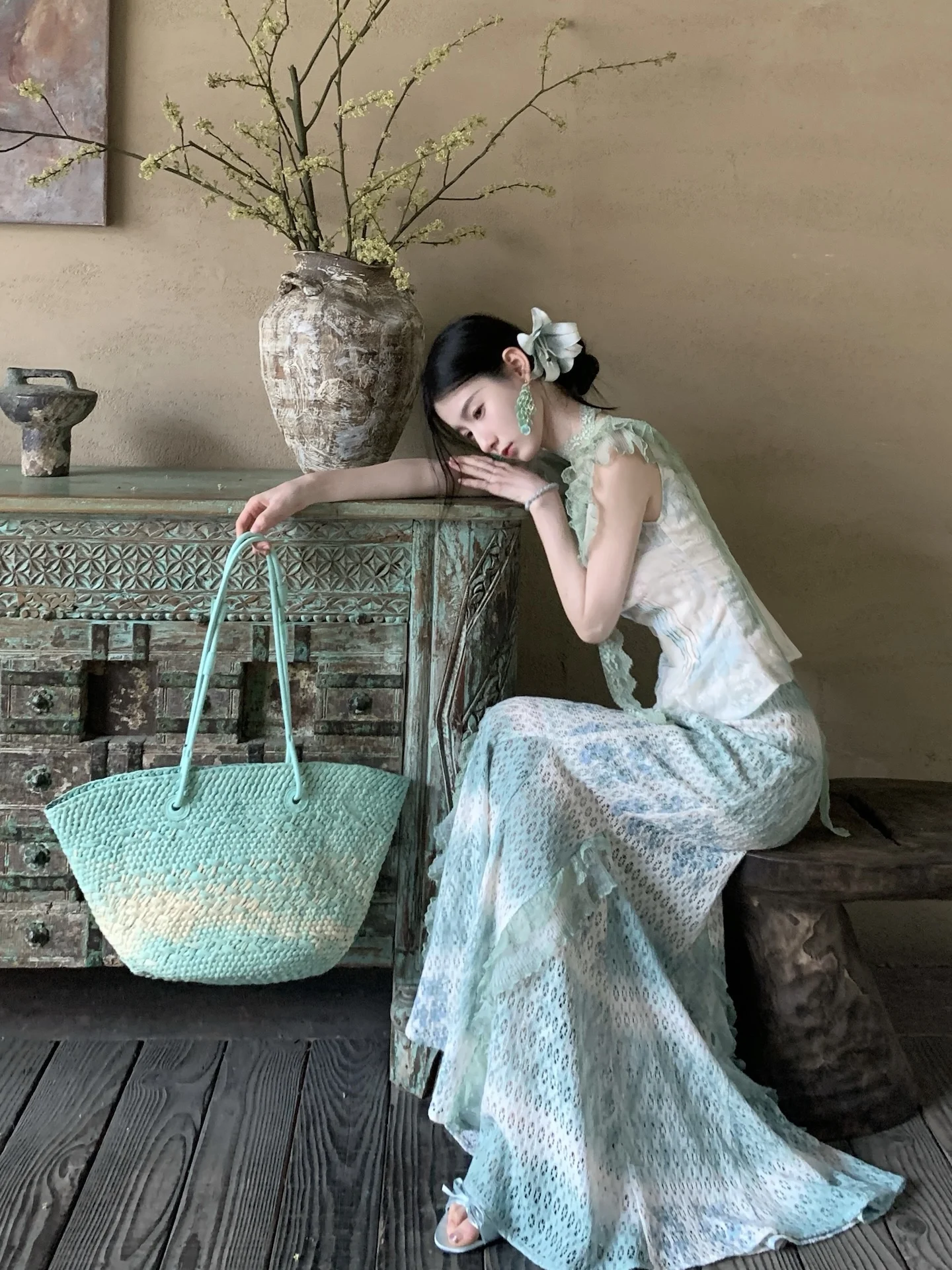 

Комплект женской модной одежды WalkinDark Qing Ning: топ-халтер с оборками и вырезами, юбка-рыбий хвост, холодные оттенки, коллекция Весна 2026