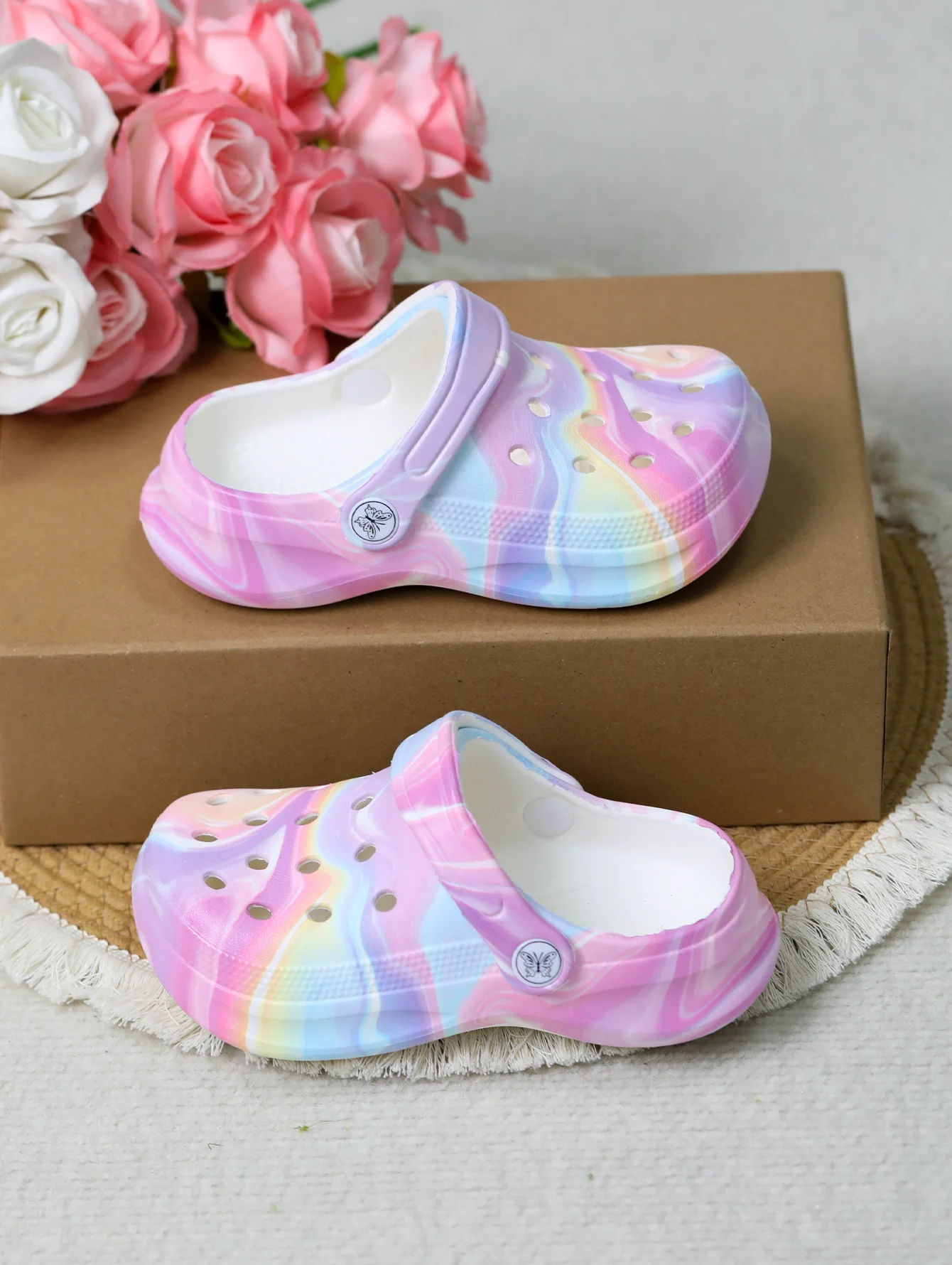 Kinder Slip-On Clogs und Pantoletten - Atmungsaktive, Wasserdichte EVA-Gartenschuhe mit Dekorativer Kette für Strand und Alltag 168 – Detail 6