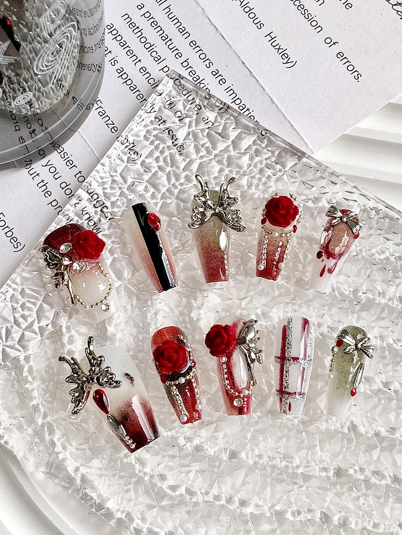 Juego de 10 piezas de uñas postizas de metal con diseño de mariposa y rosa roja en 3D, con base translúcida blanca lechosa + degradado rojo vino vintage, parcialmente adornadas con rayas verticales negras oscuras, color base en tonos grises, atmósfera de rojo vino oscuro en tonos fríos, se pueden quitar y reutilizar repetidamente