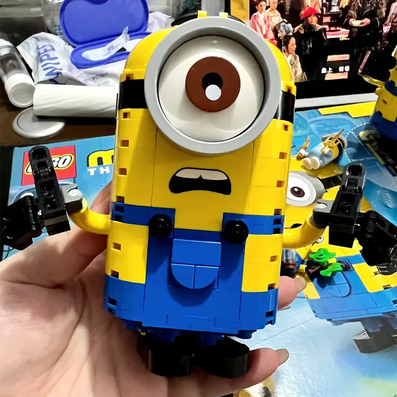 MINISO-Kit d'assemblage de laboratoire Minions pour enfants, modèle de nuits de construction, jouets de puzzle pour enfants, décoration de bureau, cadeau à collectionner, 876 pièces