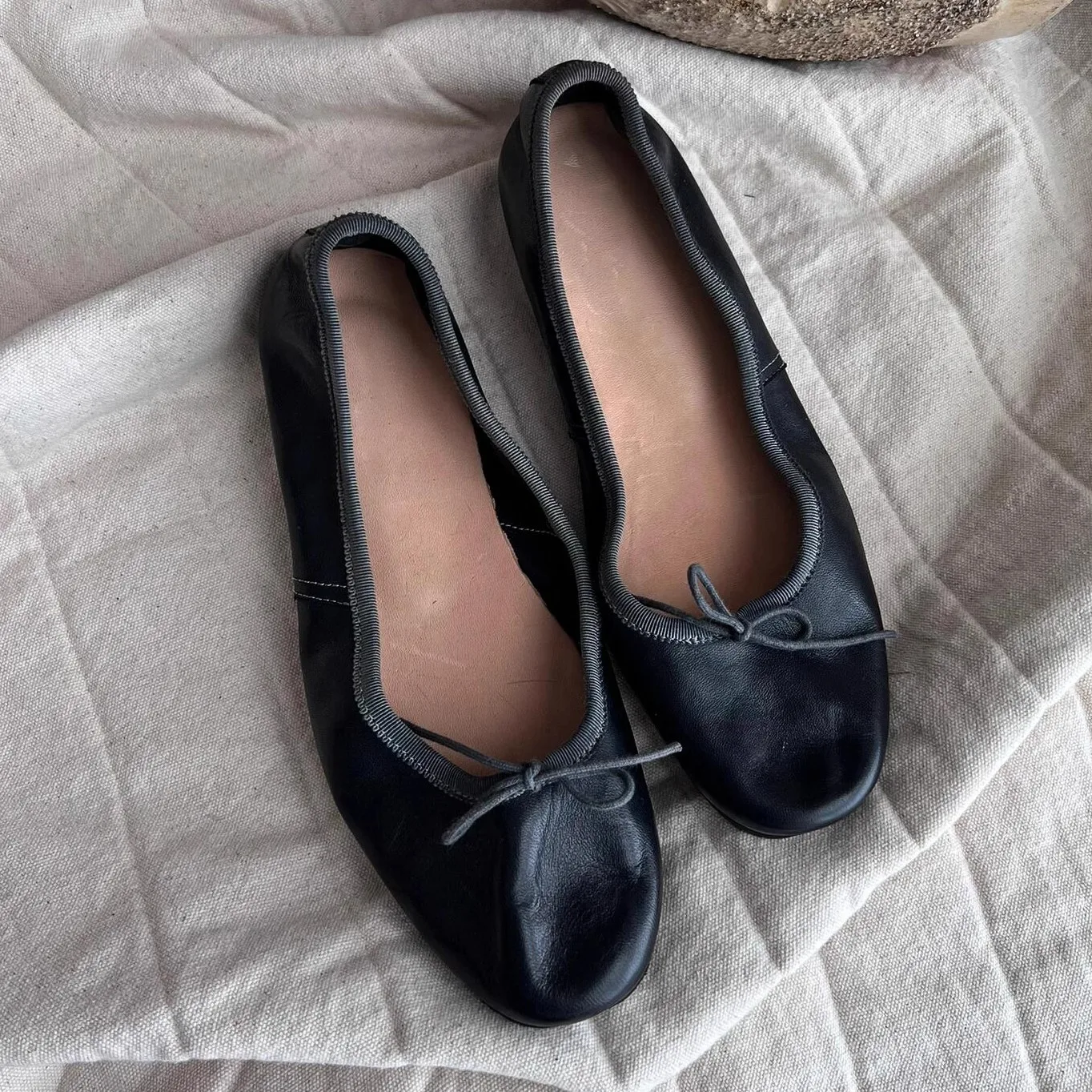 

2023 летние новые женские балетки с круглым носком, легкие легкие туфли из натуральной кожи на плоской подошве, элегантные винтажные женские туфли с бантом и украшением