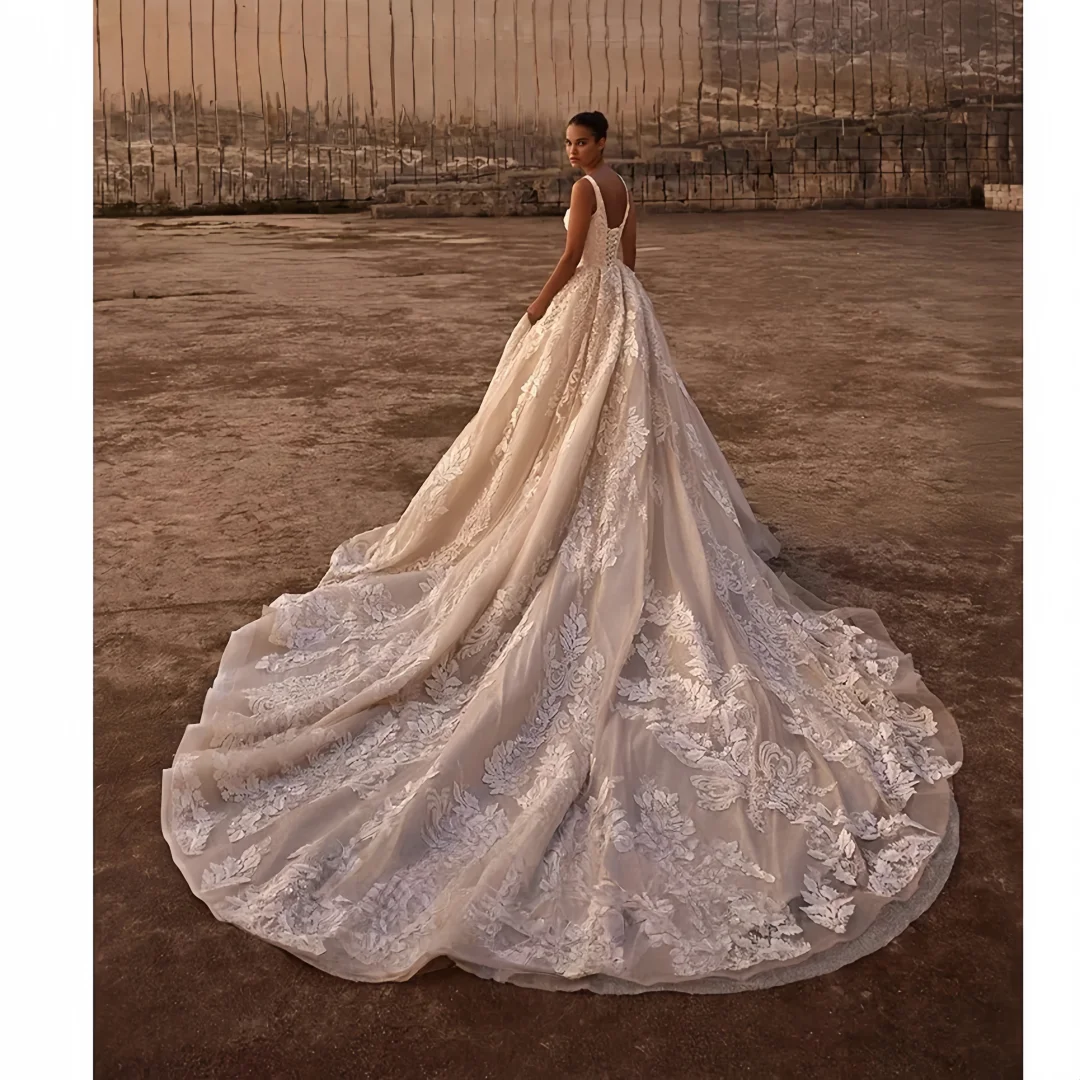 Suknia ślubna bez rękawów z długim trenem, dopasowana, z koronkowymi aplikacjami, perłami i koralikami, vestidos de novia