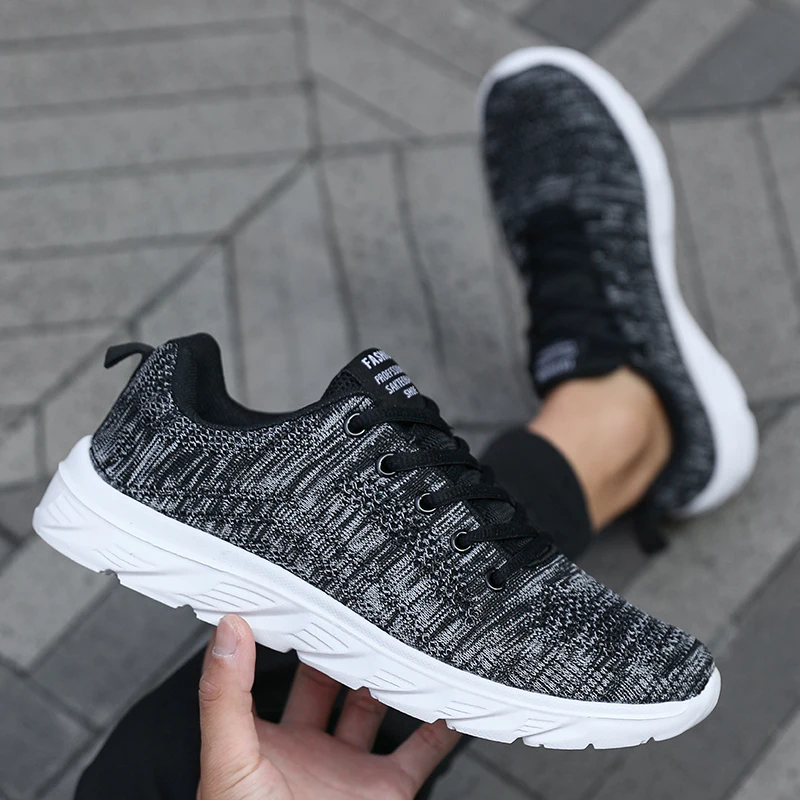 Nuevas zapatillas de deporte de moda para hombre, parte superior de malla, ligeras, antideslizantes, suela suave, cómodas zapatillas para caminar, correr, gimnasio diario al aire libre, negro