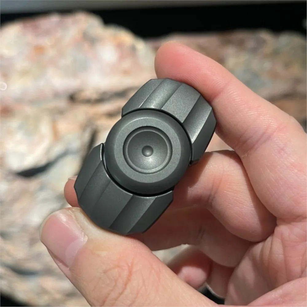 Star Studio EDC Flowing Light Zwei-Blatt-Fidget-Spinner Zirc poliert Fidgeting Spinner Angstlinderungs-Gadgets Original-Design