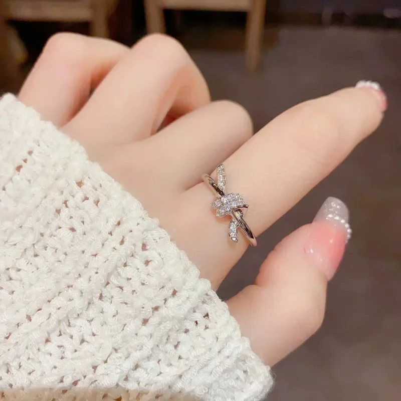 A simple, slightly set zircon knotted, niche design, light luxury and individual opening ring