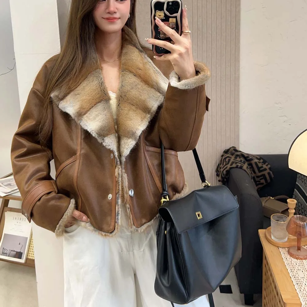 يتغلب مع السترة السفلية الجديدة لشتاء 2025 مع بطانة من ريش الإوز على معطف الفرو القصير والشبابي للنساء
