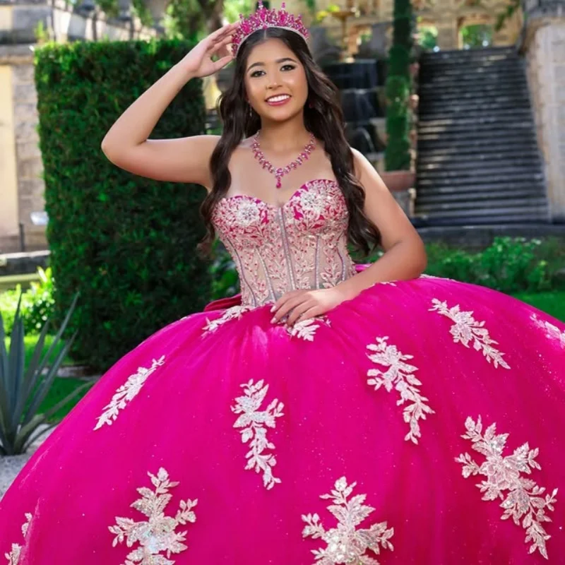 

Розовое платье с открытыми плечами, золотистым блеском, кристаллами, кружевом, длинным шлейфом и бантом, для 15-летия (Quinceañera), на заказ