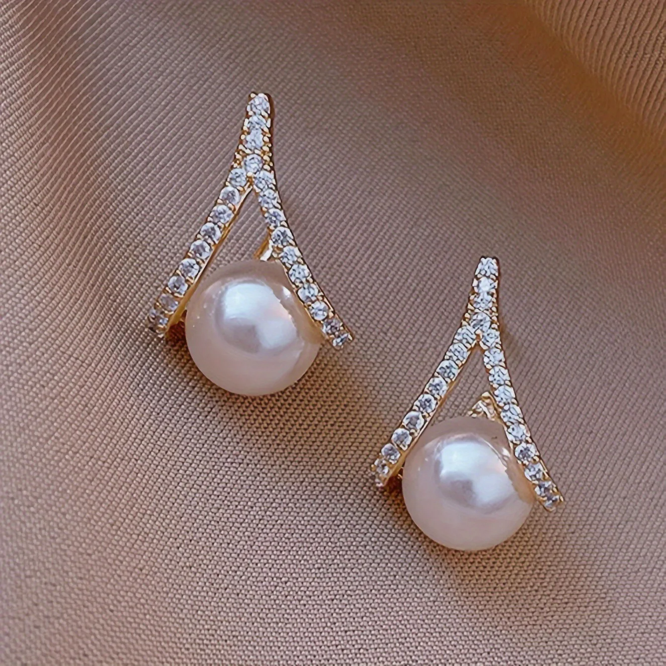 Minimalist and Fashionable Women's Earrings, Pearl Inlaid with Rhinestones, Sparkling Earrings, Versatile Girl Earrings