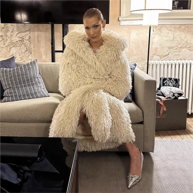 

Длинные женские меховые смешанные и плюшевые пальто, теплый искусственный воротник зеленого фруктов.